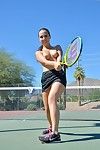في سن المراهقة التنس لاعب شرائح على المحكمة قبل إدراج مضرب التعامل مع في مهبل - جزء 2