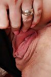 Brudne blondynka matka Ashley Mackenzie Pokazując off mięsisty labia usta w pończochy
