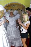यूरोपीय lassies में शादी कपड़े है एक उत्कट गीला समूह सेक्स
