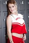 redhead tiener solo meisje Kimberly Brix strippen uit Cheerleader uniform