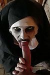 Europees vrouw het krijgen van genageld terwijl het dragen van griezelig Nun kostuum