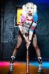 Cosplay Fetish model Aria Alexander verspreiding Roze Kut in geript panty