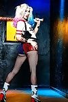 cosplay fetish model Aria Alexander verspreiding Roze Kut in geript panty