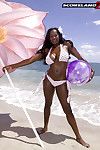 noir maman nikki Jaye libérer énorme juggs À partir de bikini à l'extérieur sur Plage