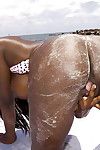 czarny mama Nikki Jay uwalniając ogromny juggs Od Bikini na świeżym powietrzu na Plaża - część 2