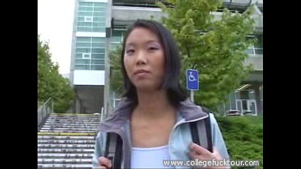 Asiatische Mädchen bekommt gefickt in ein Auto