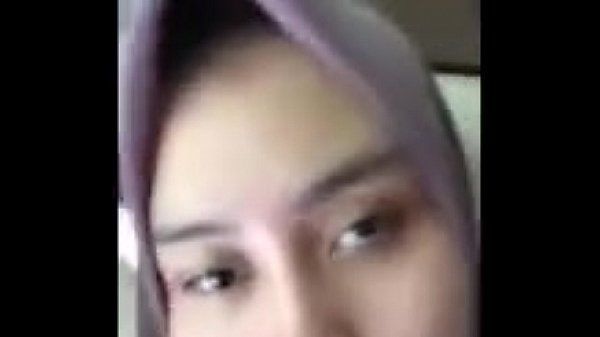 Asiatique Musulman schhol Fille montrant Son chatte :Par: cam