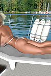 金髪 D Babe と 巨大 自然 おっぱい sunbathes 月 海 ヨット - 部分 291