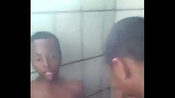 アミーゴ heteros fazendo putaria no banheiro