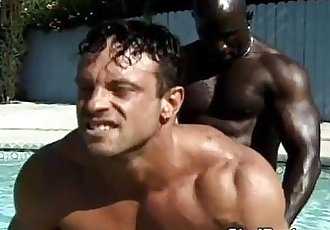 interracial au bord de la piscine Gay anal putain