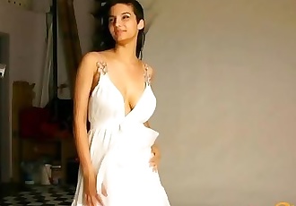 India Adolescente en Negro sexy Falda tira desnudo Mostrando grande Tetas