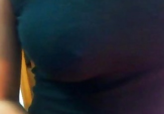 भारतीय बड़े स्तन देसी पत्नी स्वयं स्तन दबाने के साथ बड़े सेक्सी और दूधिया सेक्स वीडियो देखो भारतीय S 3 मिन