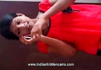 jong sexy indiase tiener strippen naakt terwijl het nemen van op De Telefoon 1 min 11 sec