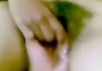 देसी सींग का बना हुआ लड़की उँगलियों
