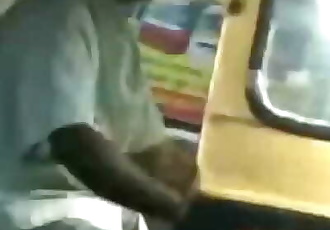 Desi paar zoenen in auto rikshaw