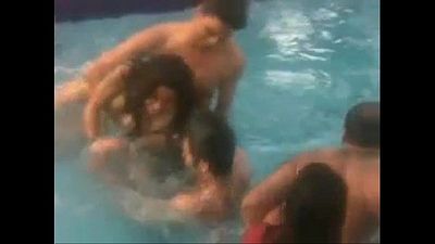 青少年 印度 学生 玩 裸体的 在 游泳池 2 min