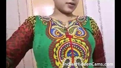 Desi bhabi Pokazując Nagie ciało indianhiddencams.com 1 min 9 s