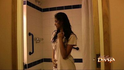 Indische Pornostar Babe divya Verführen Ihr fans Mit Ihr Sex in Dusche 2 min