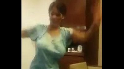 индийский тетя Танец с Большой сиськи 51 сек