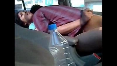 孟加拉国 GF 搞砸 在 车 通过 她的 男朋友 上 拳头 日期 1 min 15 sec