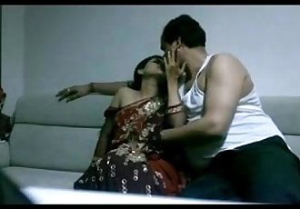 maturo indiano Coppia in lounge dopo partito seducente ogni altri sessuale desiderio 1 min 5 sec